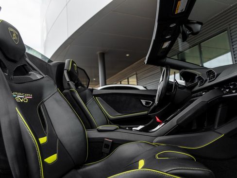 Used 2020 Lamborghini Huracan EVO image 38