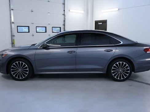 Used 2022 Volkswagen Passat 2.0T FWD image 4