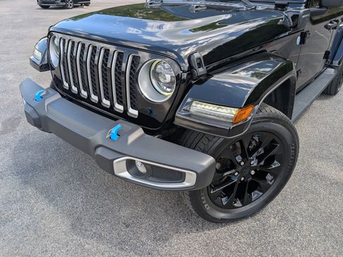 Used 2023 Jeep Wrangler Unlimited Sahara w/ Cold Weather Group AWD/4WD image 13
