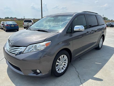 Used 2014 Toyota Sienna XLE w/ XLE Premium Package FWD image 8