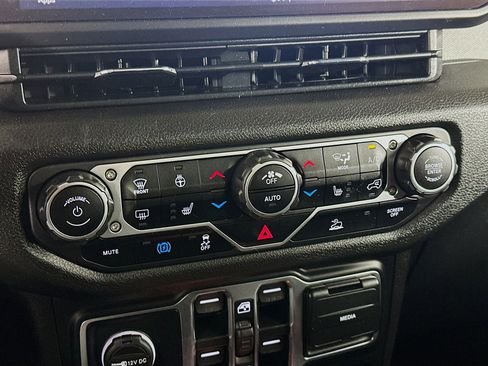 Used 2024 Jeep Wrangler Unlimited w/ Convenience Group AWD/4WD image 23
