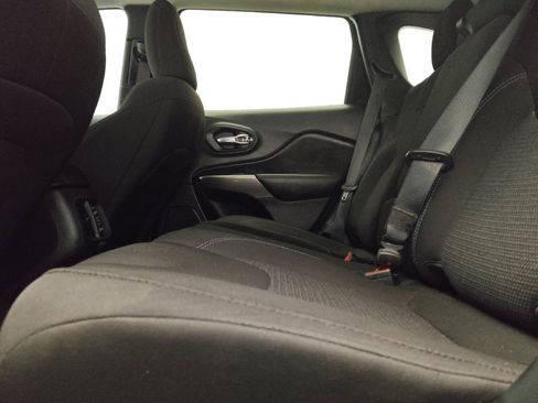 Used 2020 Jeep Cherokee Latitude FWD image 17