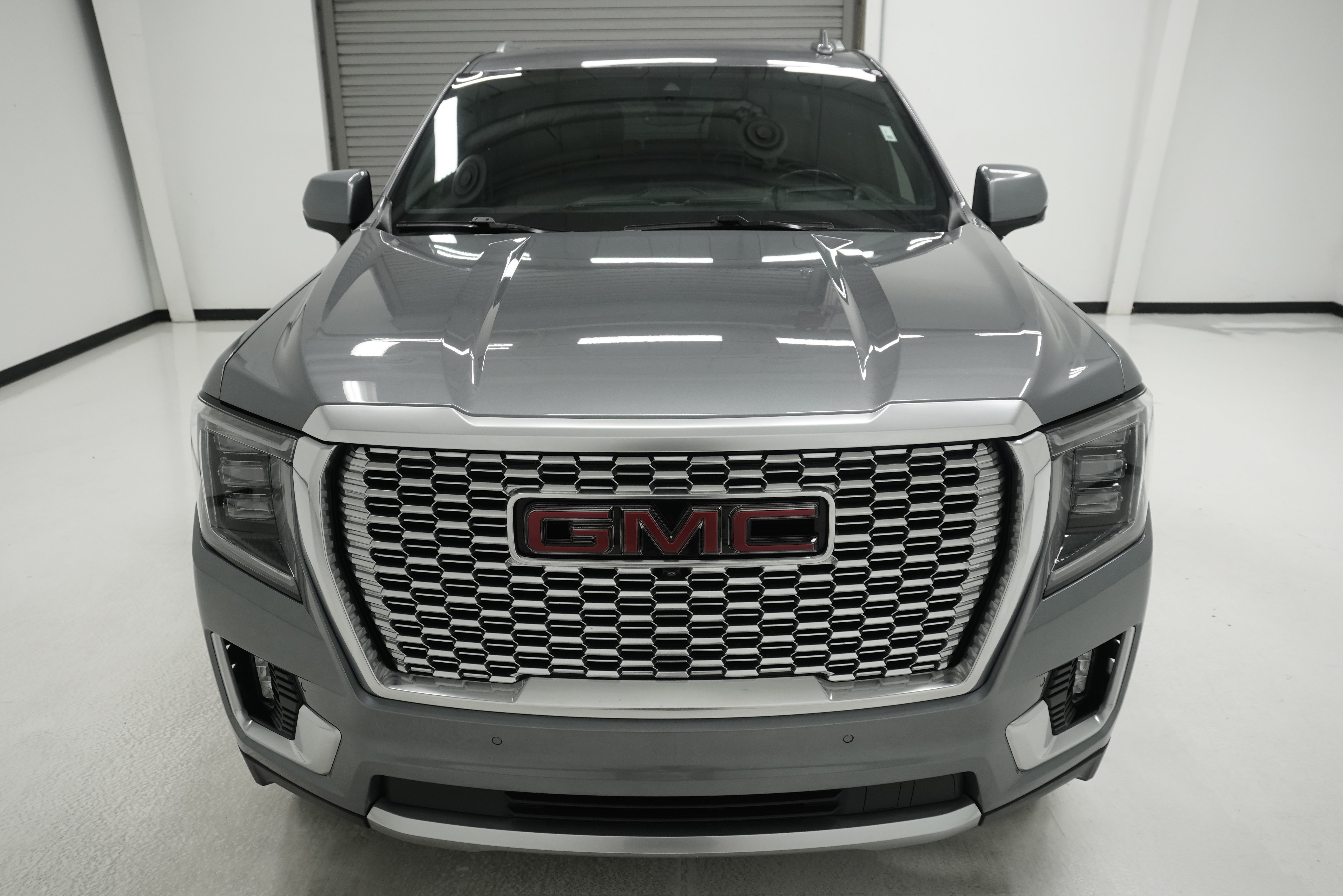 Used 2021 GMC Yukon Denali w/ Denali Premium Package AWD/4WD image 2