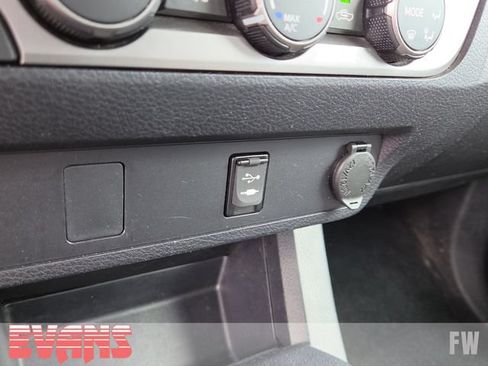 Used 2019 Toyota Tacoma SR5 AWD/4WD image 10