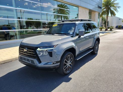 Used 2024 Lexus GX 550 w/ Accessory Package (Z1) AWD/4WD image 8