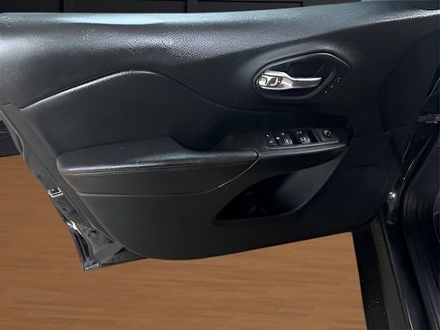 Used 2019 Jeep Cherokee Trailhawk image 27