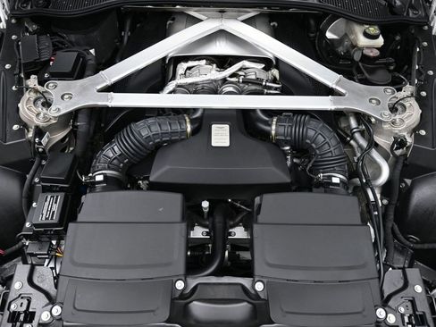 Used 2021 Aston Martin V8 Vantage Coupe image 21