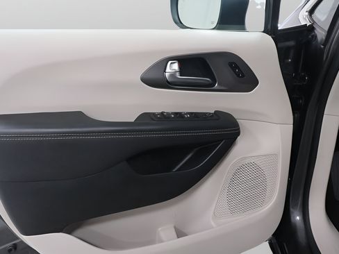 Used 2023 Chrysler Pacifica Touring-L FWD image 19