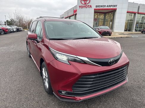New 2026 Toyota Sienna XLE image 3