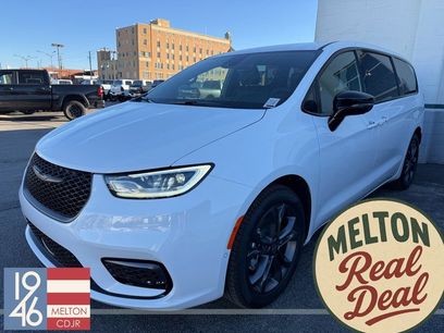 New 2026 Chrysler Pacifica Select