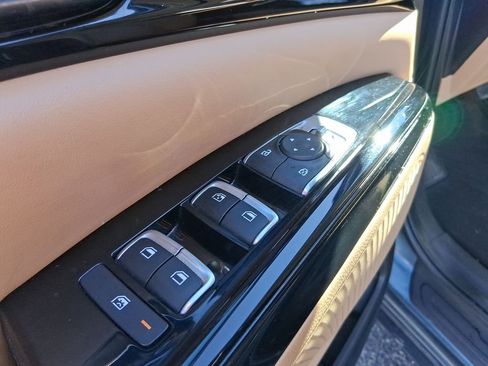 Used 2024 Kia Carnival EX image 11