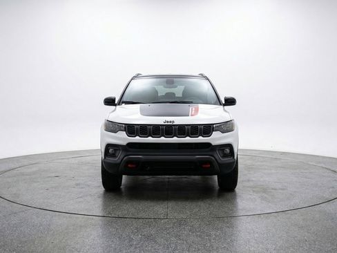 Used 2025 Jeep Compass Trailhawk AWD/4WD image 2