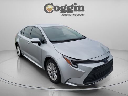 Used 2023 Toyota Corolla LE w/ LE Convenience Package FWD image 5