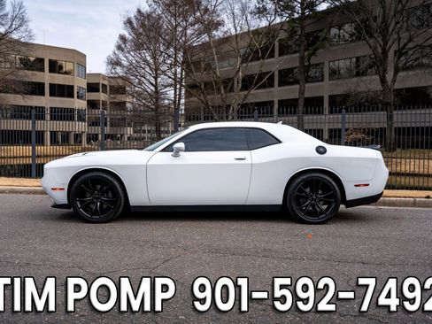Used 2016 Dodge Challenger SXT w/ Blacktop Package image 9