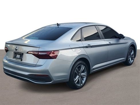 Certified 2024 Volkswagen Jetta SE image 4