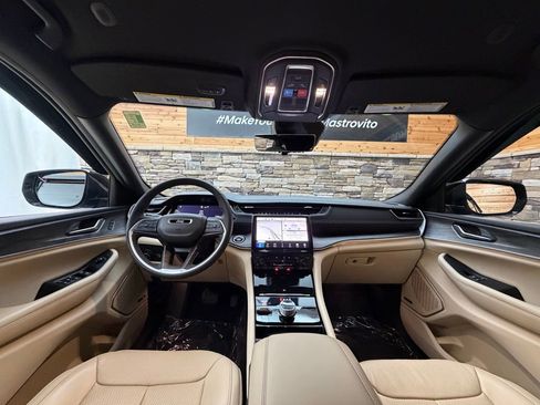 Used 2023 Jeep Grand Cherokee Limited w/ Luxury Tech Group II image 16