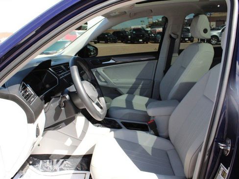 Used 2024 Volkswagen Tiguan SE w/ Panoramic Sunroof Package AWD/4WD image 15