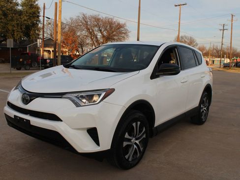 Used 2018 Toyota RAV4 LE image 5