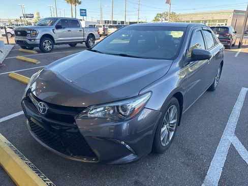 Used 2017 Toyota Camry SE image 2