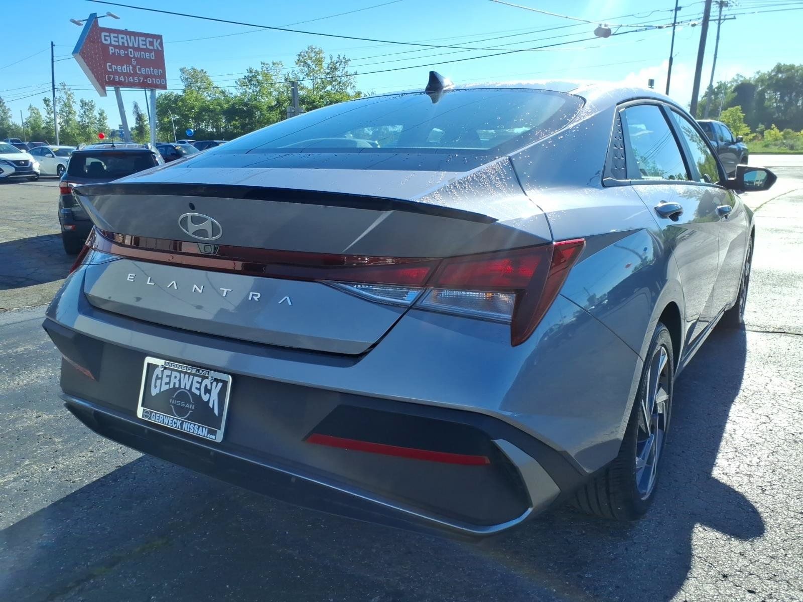 Used 2025 Hyundai Elantra Sport FWD image 4