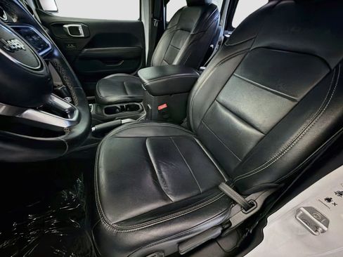 Used 2018 Jeep Wrangler Unlimited Sahara AWD/4WD image 11