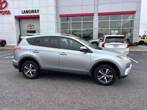 Used 2018 Toyota RAV4 XLE AWD/4WD image 2