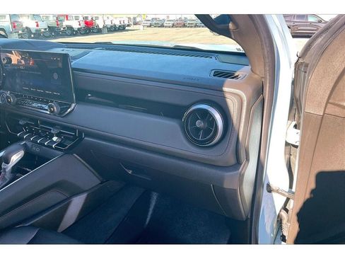 Used 2025 Chevrolet Colorado Z71 w/ Technology Package AWD/4WD image 17