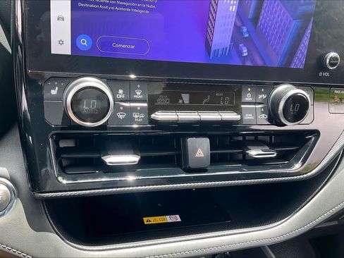 Used 2023 Toyota Highlander XSE FWD image 34
