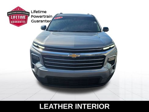 Used 2025 Chevrolet Traverse LT w/ Driver Confidence Package FWD image 5
