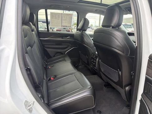 Used 2022 Jeep Grand Cherokee Limited 4xe w/ Luxury Tech Group II AWD/4WD image 17