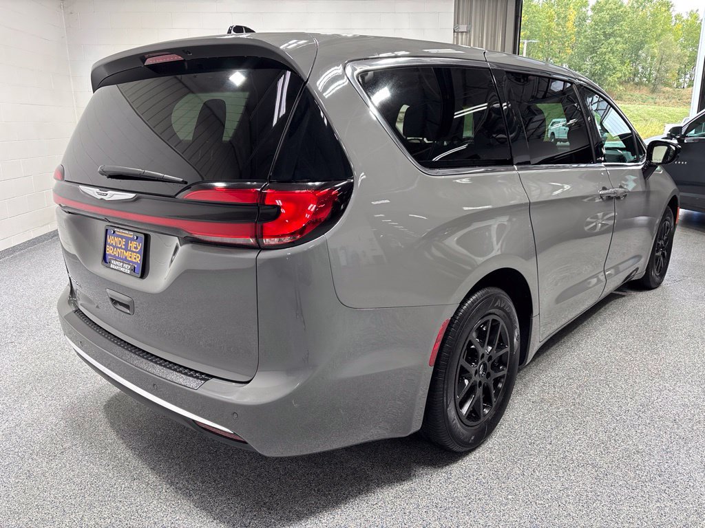 Used 2025 Chrysler Pacifica Select FWD image 7