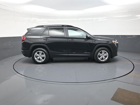 Used 2024 GMC Terrain SLE w/ Driver Convenience Package image 2