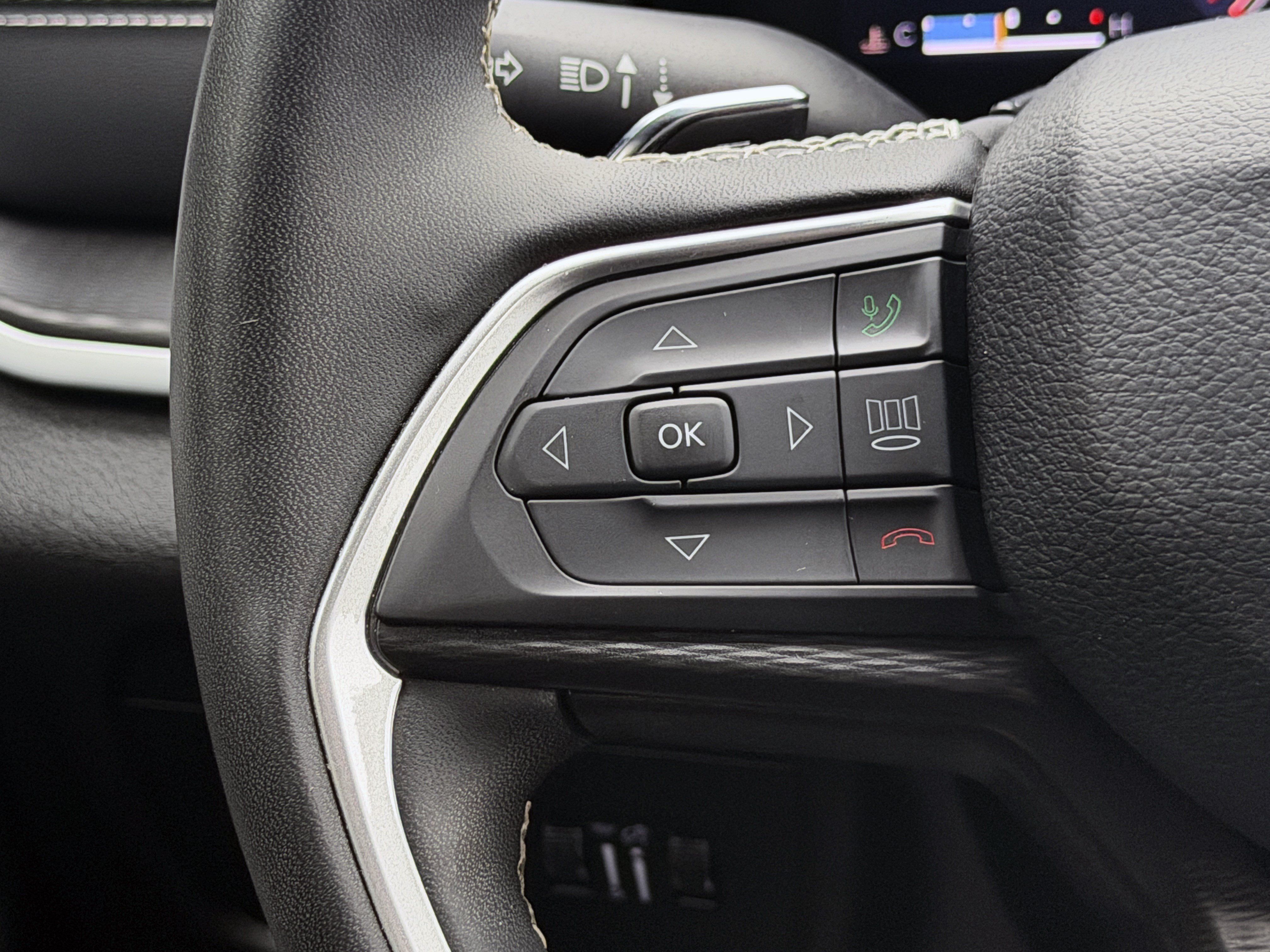 Used 2024 Jeep Grand Cherokee Altitude RWD image 30