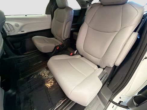 Used 2025 Toyota Sienna XLE w/ XLE Plus Package FWD image 13