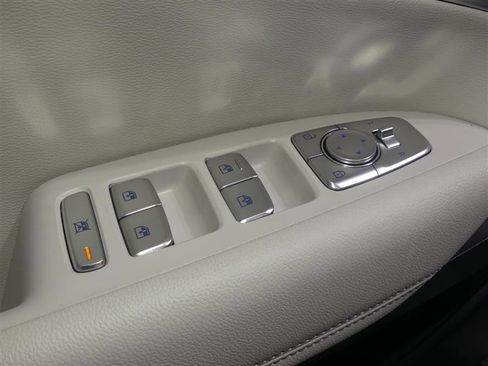 Used 2025 Genesis G70 2.5T image 20