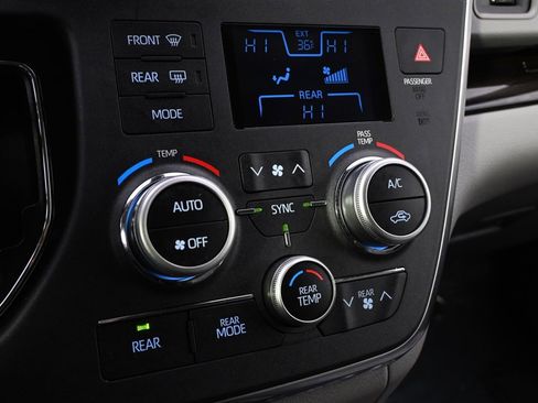 Used 2019 Toyota Sienna XLE image 30