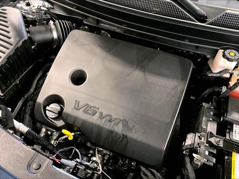 Used 2023 Chevrolet Traverse LT image 36