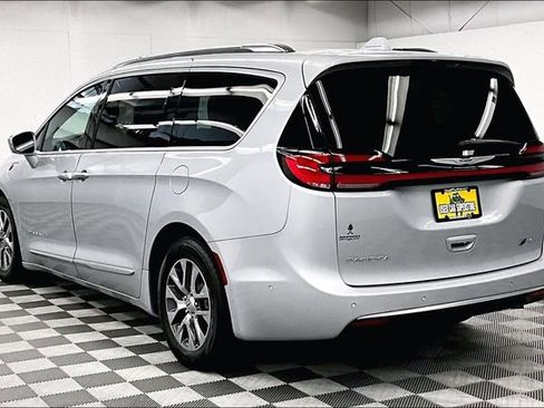 Used 2022 Chrysler Pacifica Pinnacle FWD image 3