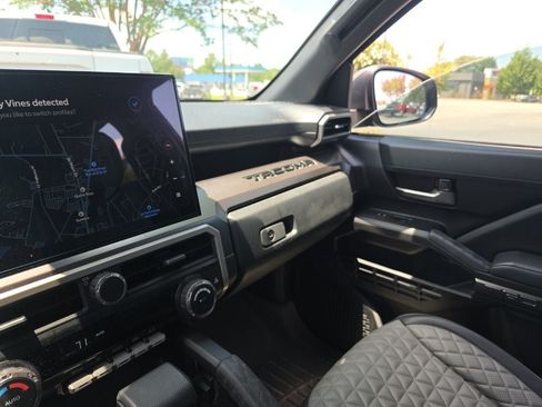 Used 2025 Toyota Tacoma TRD Off-Road AWD/4WD image 11