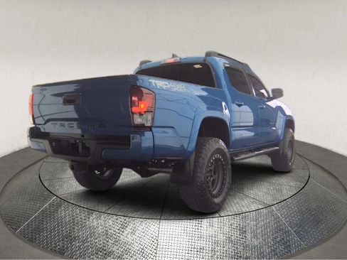 Used 2018 Toyota Tacoma TRD Sport AWD/4WD image 2