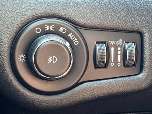 Used 2016 Jeep Cherokee Latitude w/ Cold Weather Group AWD/4WD image 32