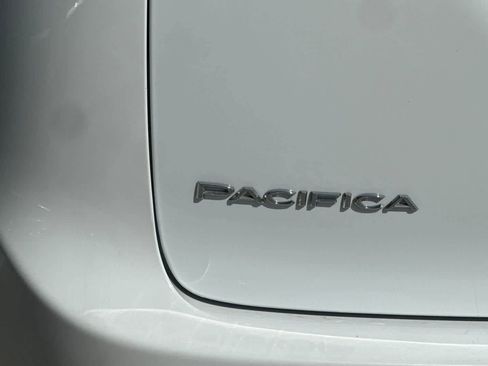 Used 2023 Chrysler Pacifica Limited FWD image 33
