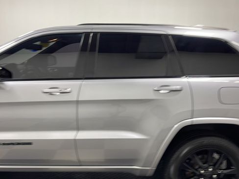 Used 2018 Jeep Grand Cherokee Altitude AWD/4WD image 13