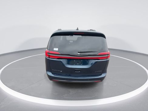 Used 2025 Chrysler Pacifica Limited image 7