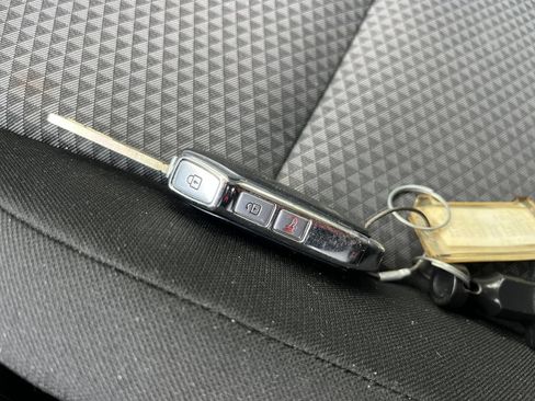 Used 2025 Kia Soul LX w/ LX Technology Package FWD image 17