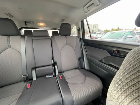 Used 2025 Toyota Highlander LE image 40