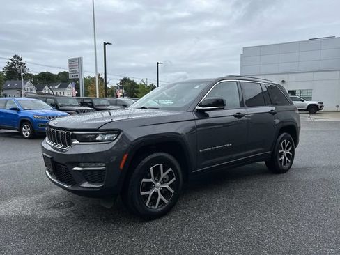 Used 2025 Jeep Grand Cherokee Limited AWD/4WD image 7