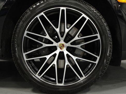 Certified 2026 Porsche Macan AWD/4WD image 9