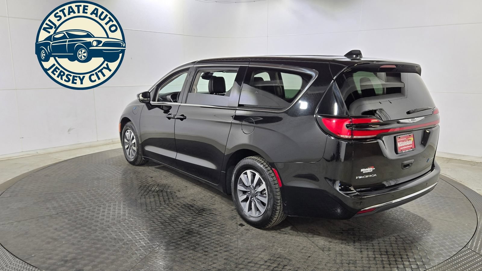 Used 2024 Chrysler Pacifica Limited FWD image 5
