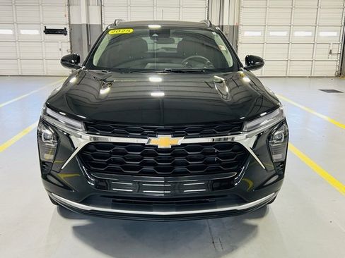 Used 2025 Chevrolet Trax LT image 12
